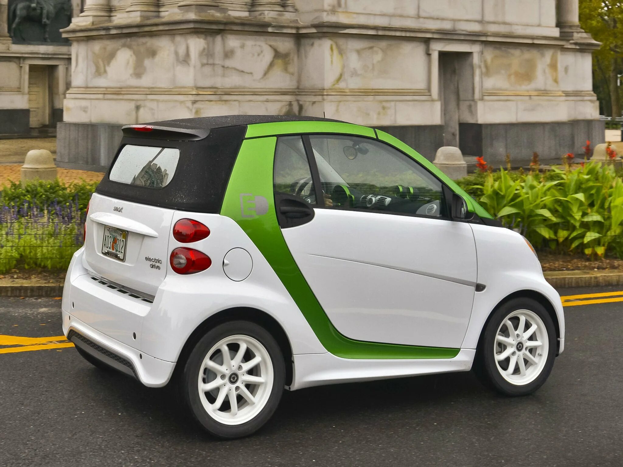 Машина небольшого размера. Smart Fortwo Cabrio Electric 2011. Smart Fortwo Cabrio Electric. Фольксваген смарт. Маленькая машина.
