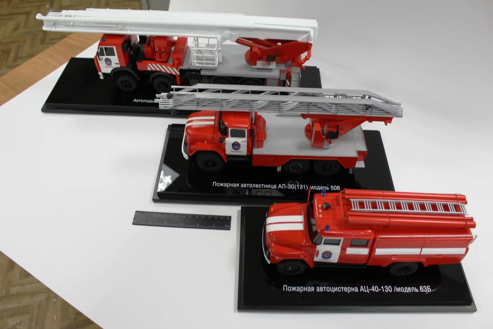 Пожарная автолестница ман масштаб 1,43. Модель пожарной машины. Масштабные модели пожарных машин. Пожарные машинки модельки.