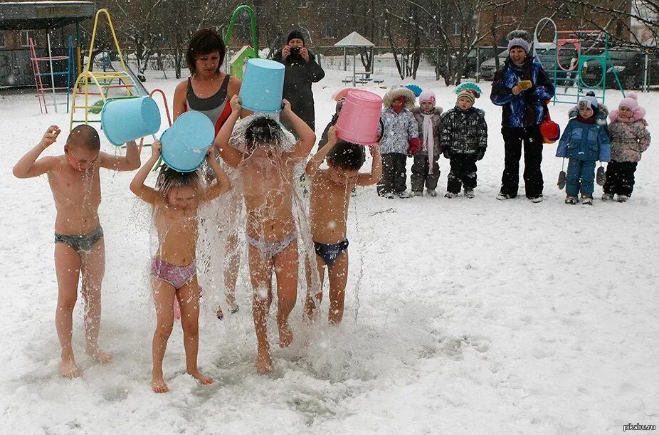 Люди купаются зимою. Купание детей зимой. Дети закаляются зимой. Дети закаляются в детском саду зимой. Закаливание водой в детском саду.