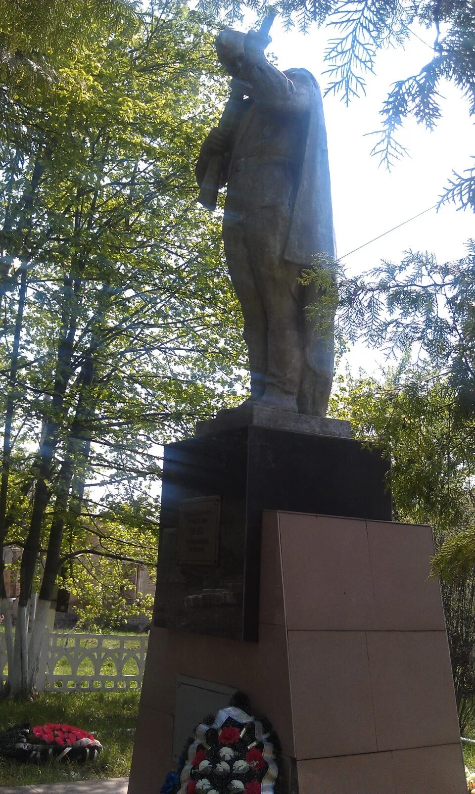 Памятник 17 героям старый оскол. Памятник 17 героям бронебойщикам старый оскол. майсюкова будка. памятник 17 героям бронебойщикам у майсюковой будки. памятник 17 героям бронебойщикам старый оскол у майсюковой.