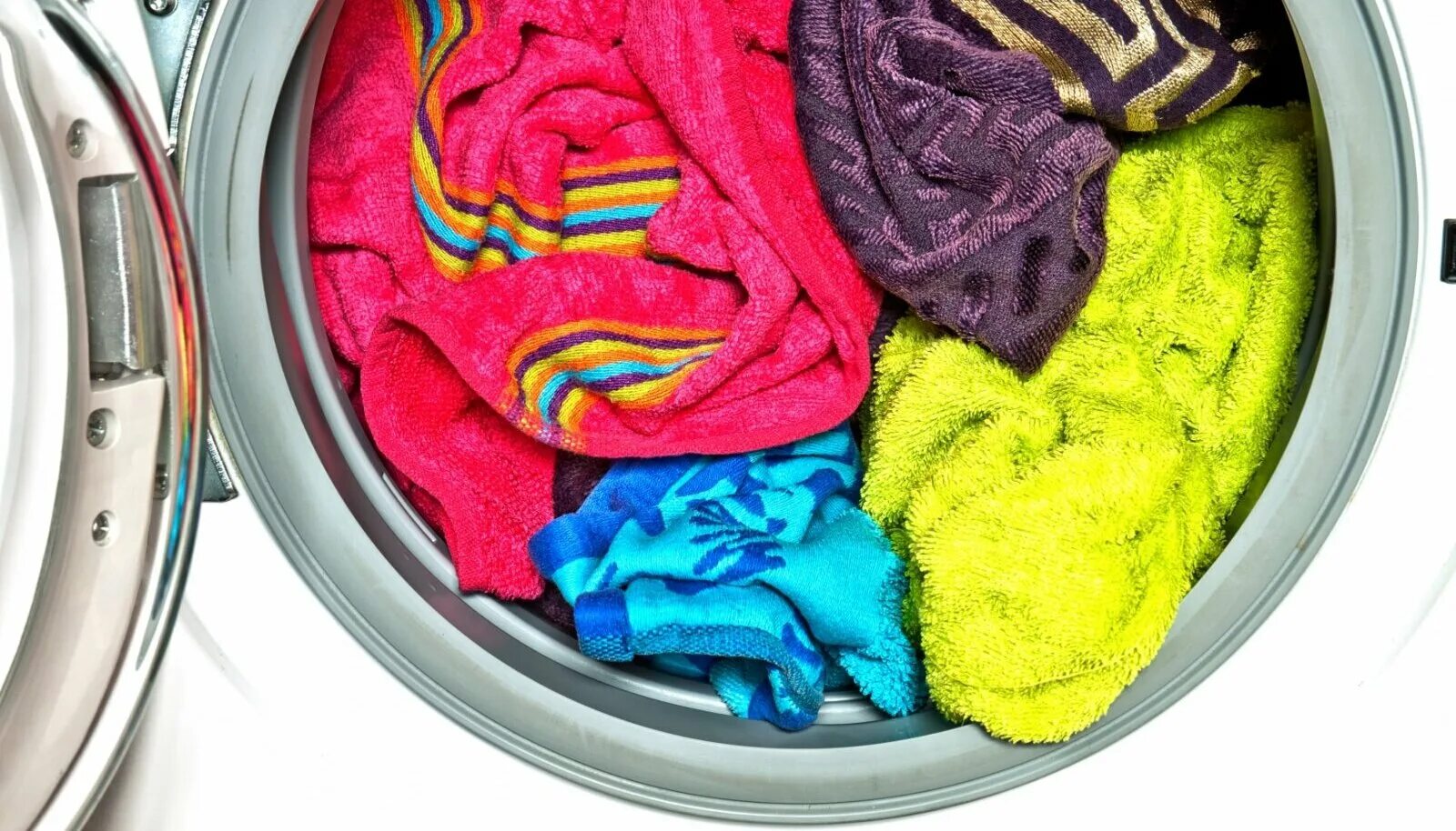 Цветные вещи. Мятое белье в машинке. Вонючее полотенце. Одежда после стирки пахнет затхлостью. Воняют полотенца