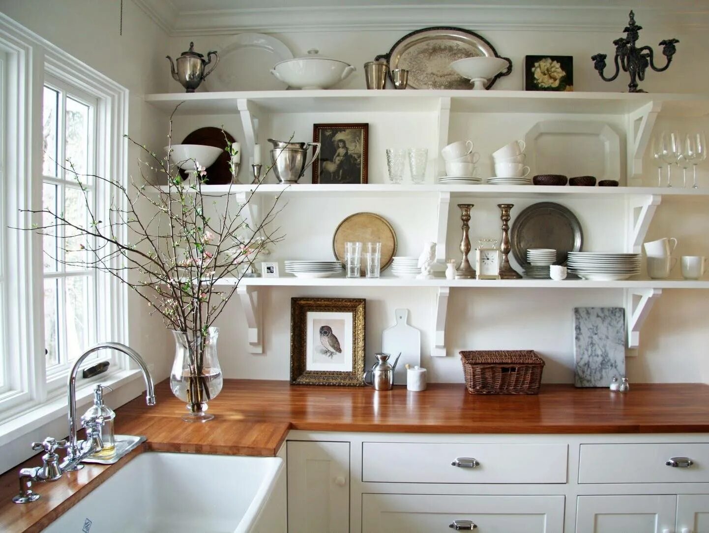 Что поставить на кухне для декора. Декор для кухни. Открытые полки на кухне. Открытые кухонные полки. Интересный декор для кухни.