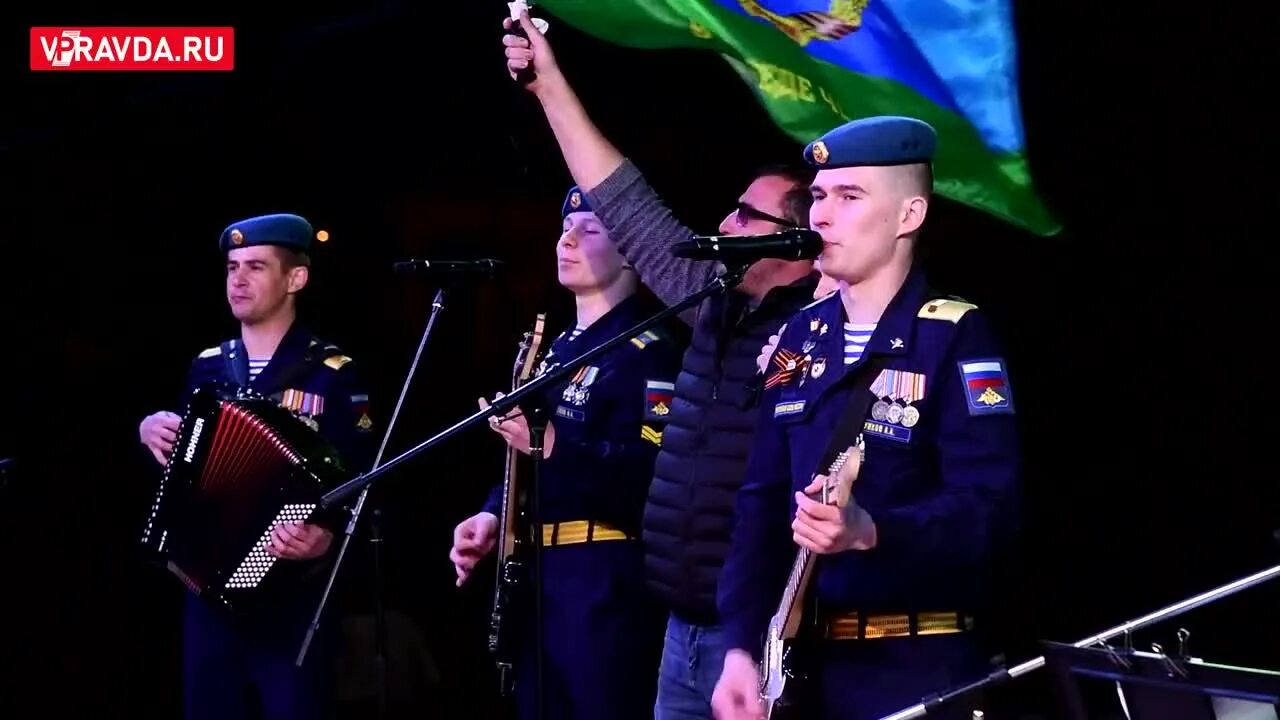 Берет песня про десантников. Песенный концерт. берет голубой.