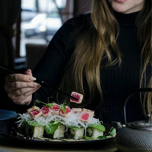 роллы на столе. ролл филадельфия лайт. сеты ассорти в японии. суши дом саранск. суши на столе.