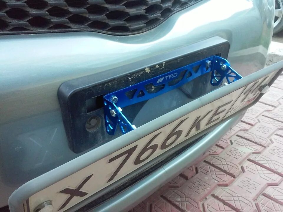 Широкие номерные рамки на ваз 2107. Задняя номерная рамка toyota vitz. Рамки магнитные rcs light. Штраф за номерные рамки. Рамка для номера от штрафов.