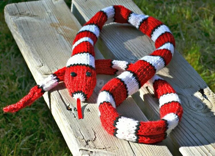 Шарф змея. Шарф змея спицами. Змея шарф вязаная. Шарф змея крючком. Змея в шарфике.
