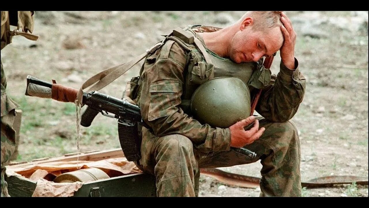 Уставшим от войны. Плачущий российский солдат.