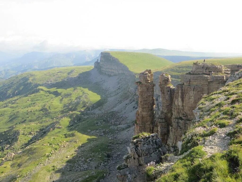 Достопримечательности черкесской республики. Гора арка Бермамыт. Карачаево-Черкесская Республика Малокарачаевский район. Достопримечательности КЧР КЧР.