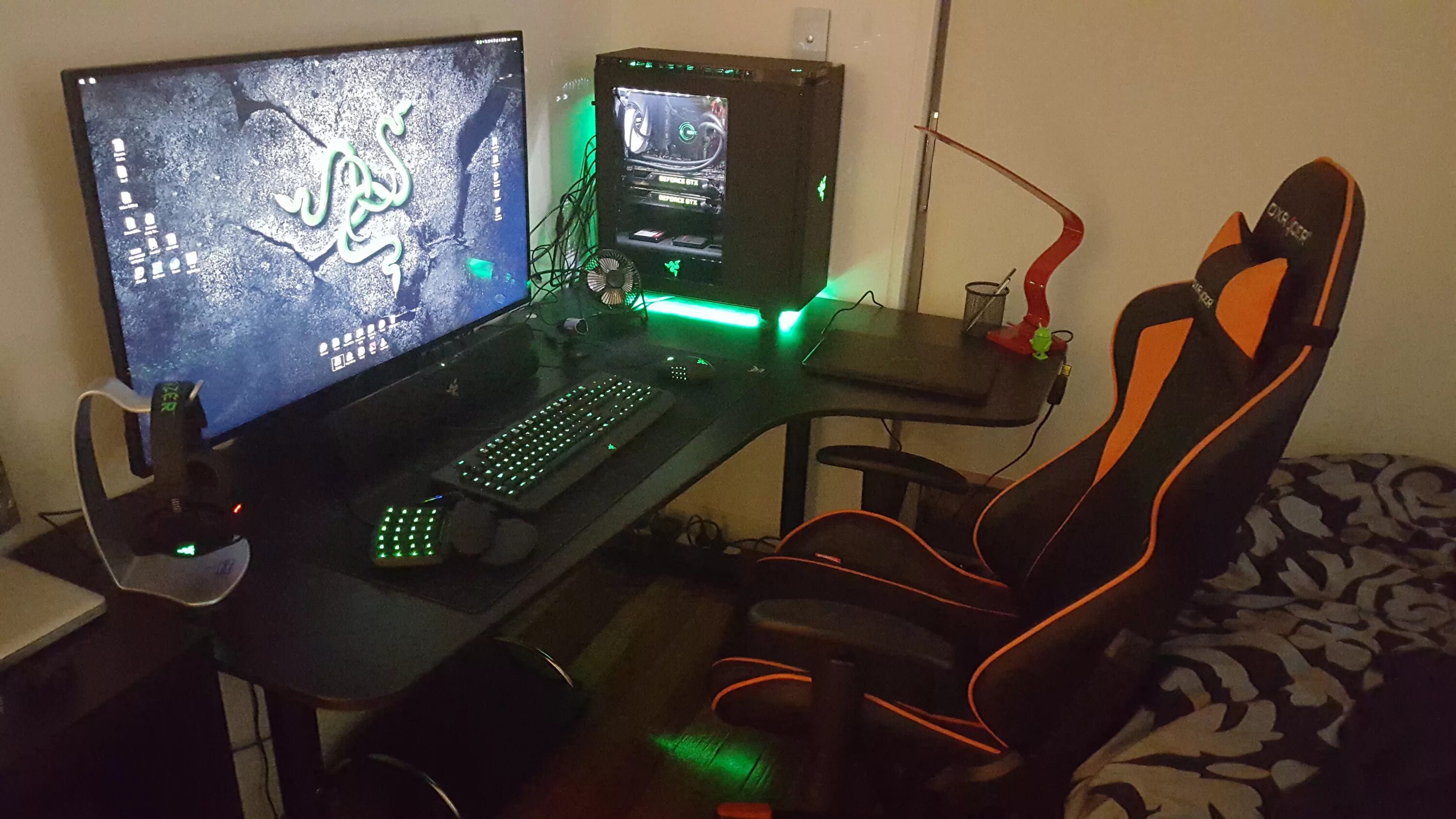 Стим на два компьютера. Razer 4 пк. красивый компьютер. компьютерное место. игровой стол для компьютера.