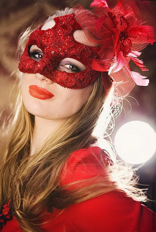 Маски красный девушка. Девушка в новогодней маске. Маскарад девушка. Девушка в карнавальной маске. Девушка в маскарадной маске.