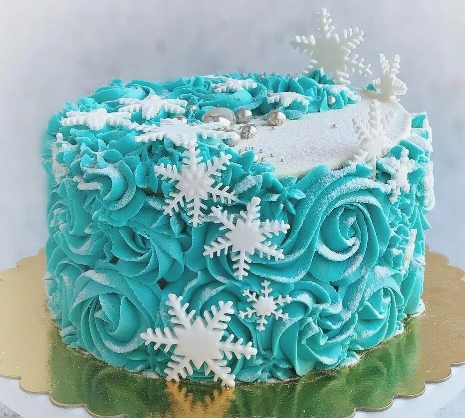 новогодние торты из крема. украшение торта ягодами и абрикосами. торты на заказ 2023. модные торты на день рождения. декор торта абрикосами.