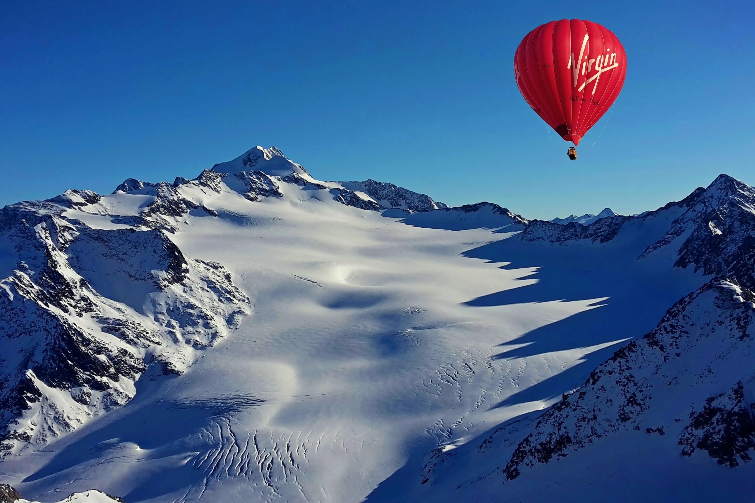 Воздушные шары над горами. Воздушный шар полет. Полет на воздушном шаре зимой. Воздушный шар в горах.