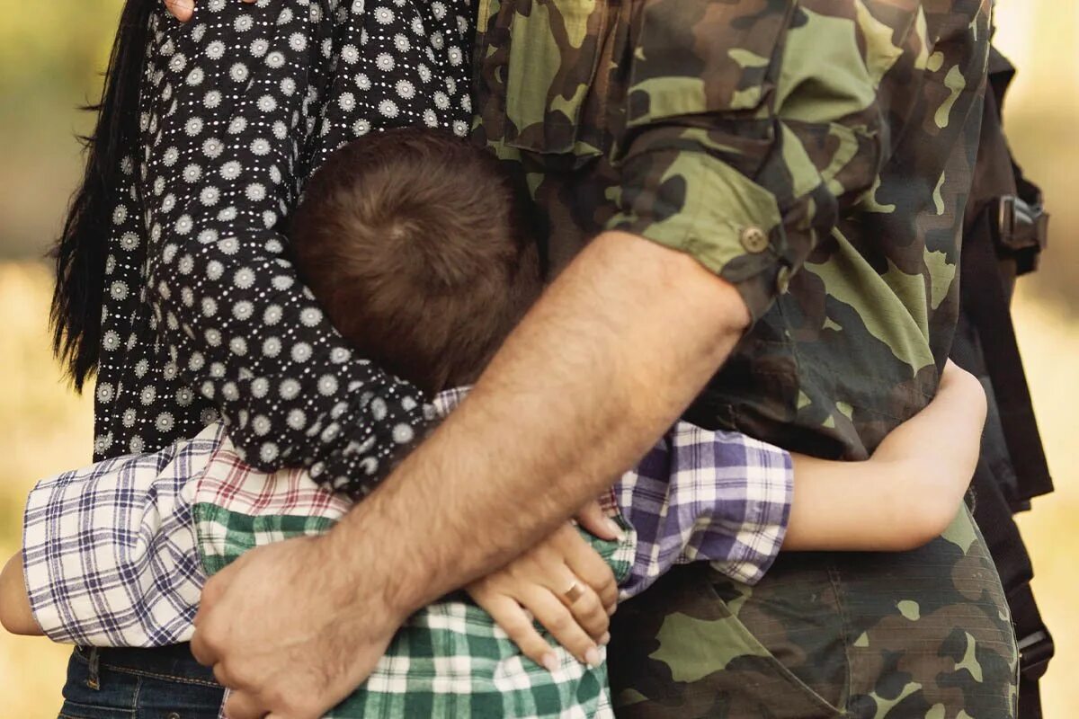 Единовременное военный семья. Жена солдата. Солдат с женой на природе. Защищает гражданина. Пакеты для семьей погибших военнослужащих в Украине.