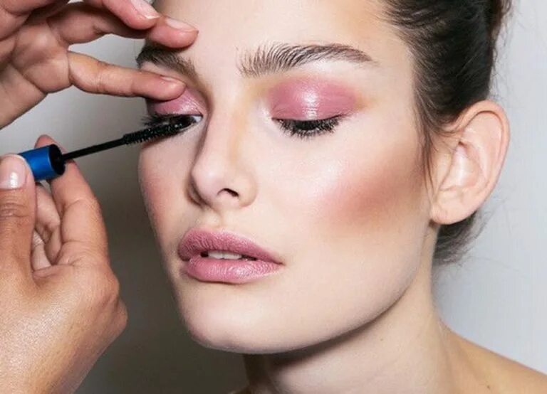Glow макияж. Макияж в глов. розовая подводка для глаз. мономакияж бронзером. бой бит макияж.