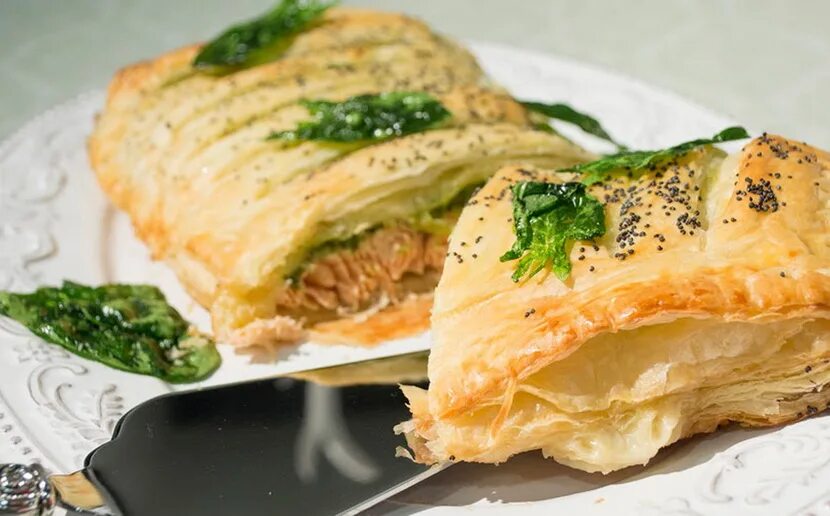 Куриная грудка в тесте. Куриное филе с сыром. Треска минтай пикша. Форель в слоеном тесте. Филе в тесте.
