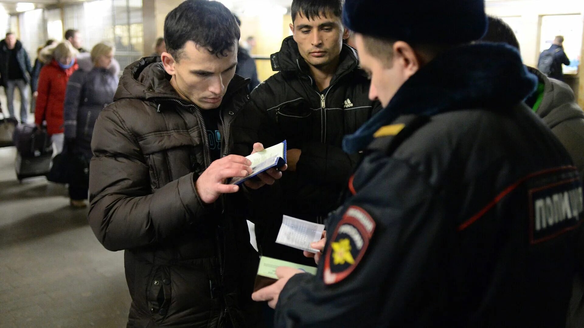 Таджики бегут из москвы сегодня. Рейд на мигрантов 2022 в Москве. Преступность мигрантов. Полиция проверяет мигрантов. Полиция и иностранные граждане.