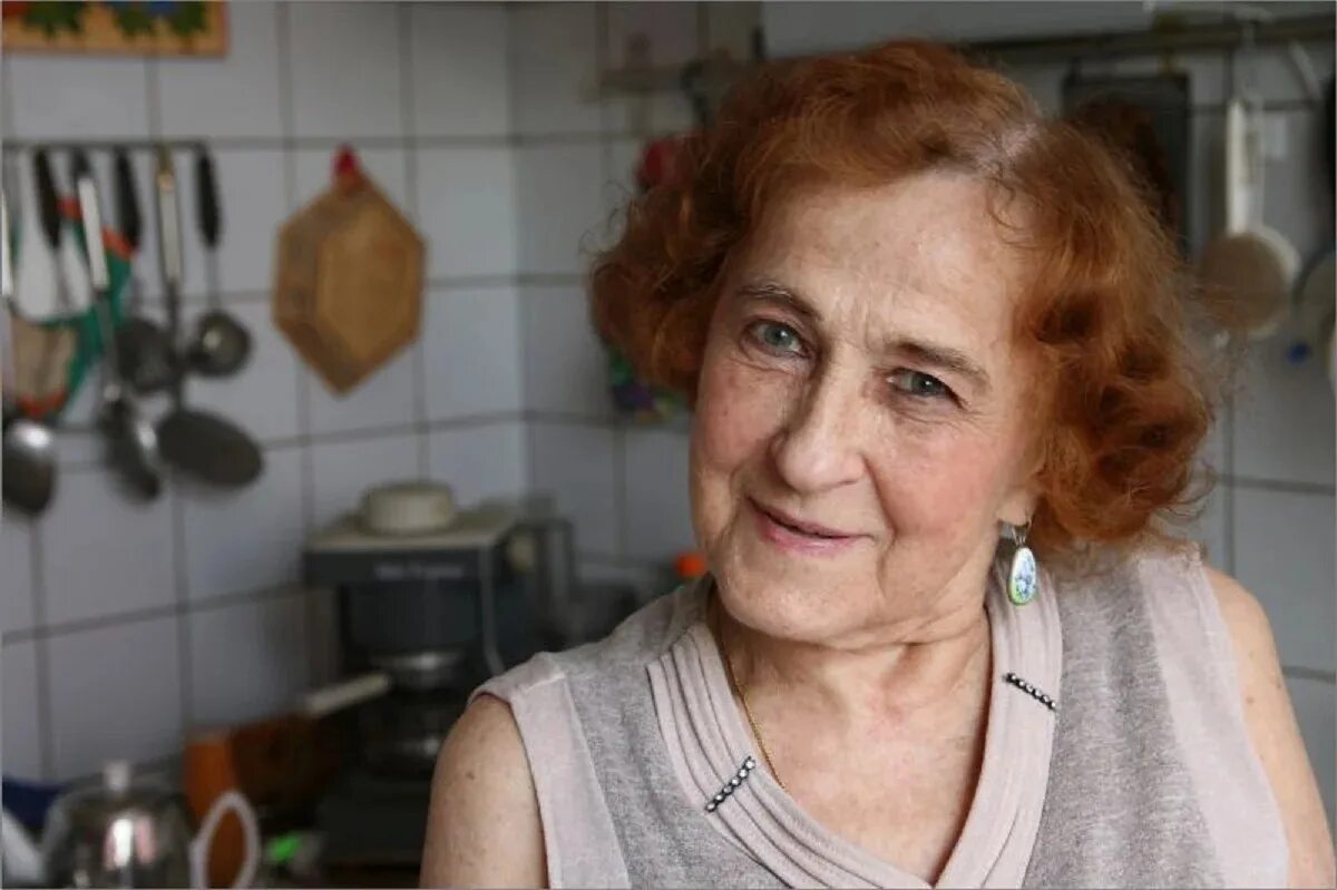 My granny best. Пожилая женщина. Возрастная женщина. Обычная бабушка. Бабушка с каштановыми волосами.