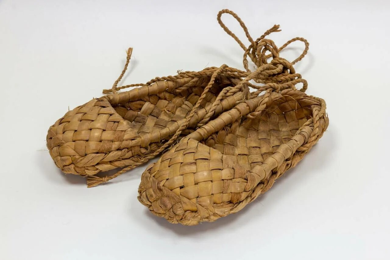 Лапти дубовики. Мужской лапоть. Башкирские лапти сабата. Мужской лапоть. Лапти из лыка.