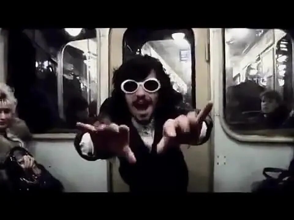 Слушать песни белая стрекоза любви. Квест пистолс стрекоза любви. quest pistols белая стрекоза. белая стрекоза любви quest pistols show. квест пистолс белая стрекоза.