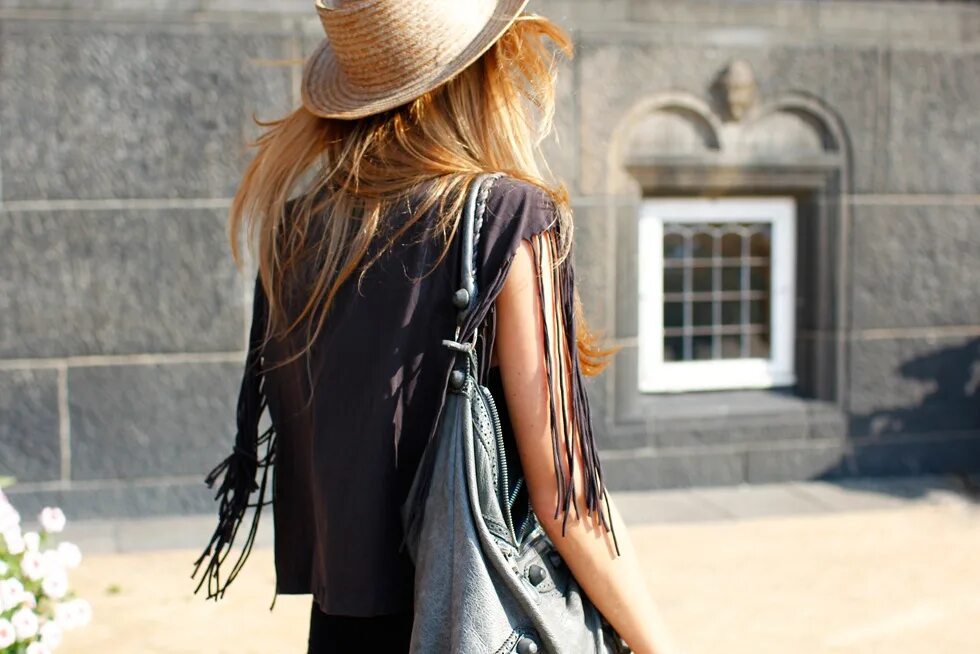 Шляпа со спины. Девушка в шляпе. Девушка в шляпке. Шляпа на море. Шляпа со спины.