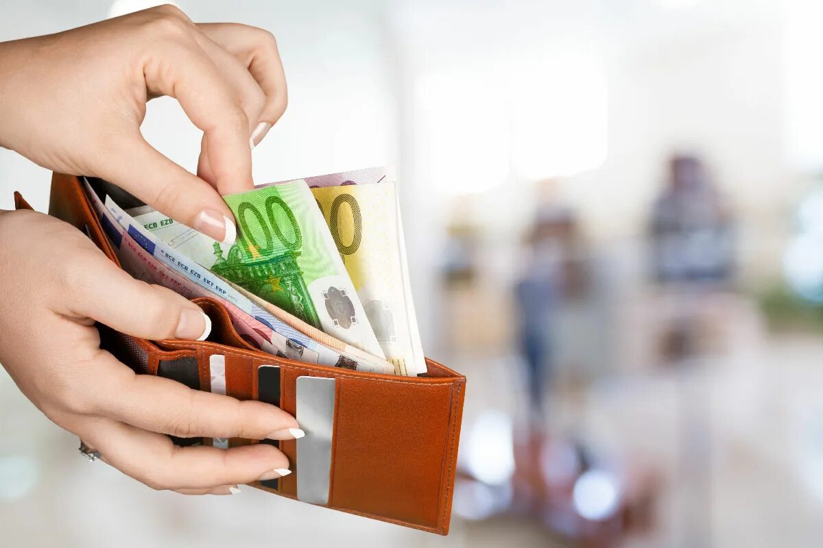 портмоне с деньгами. много денег в кошельке. женский кошелек с деньгами. наличные в кошельке. кошелек с деньгами.