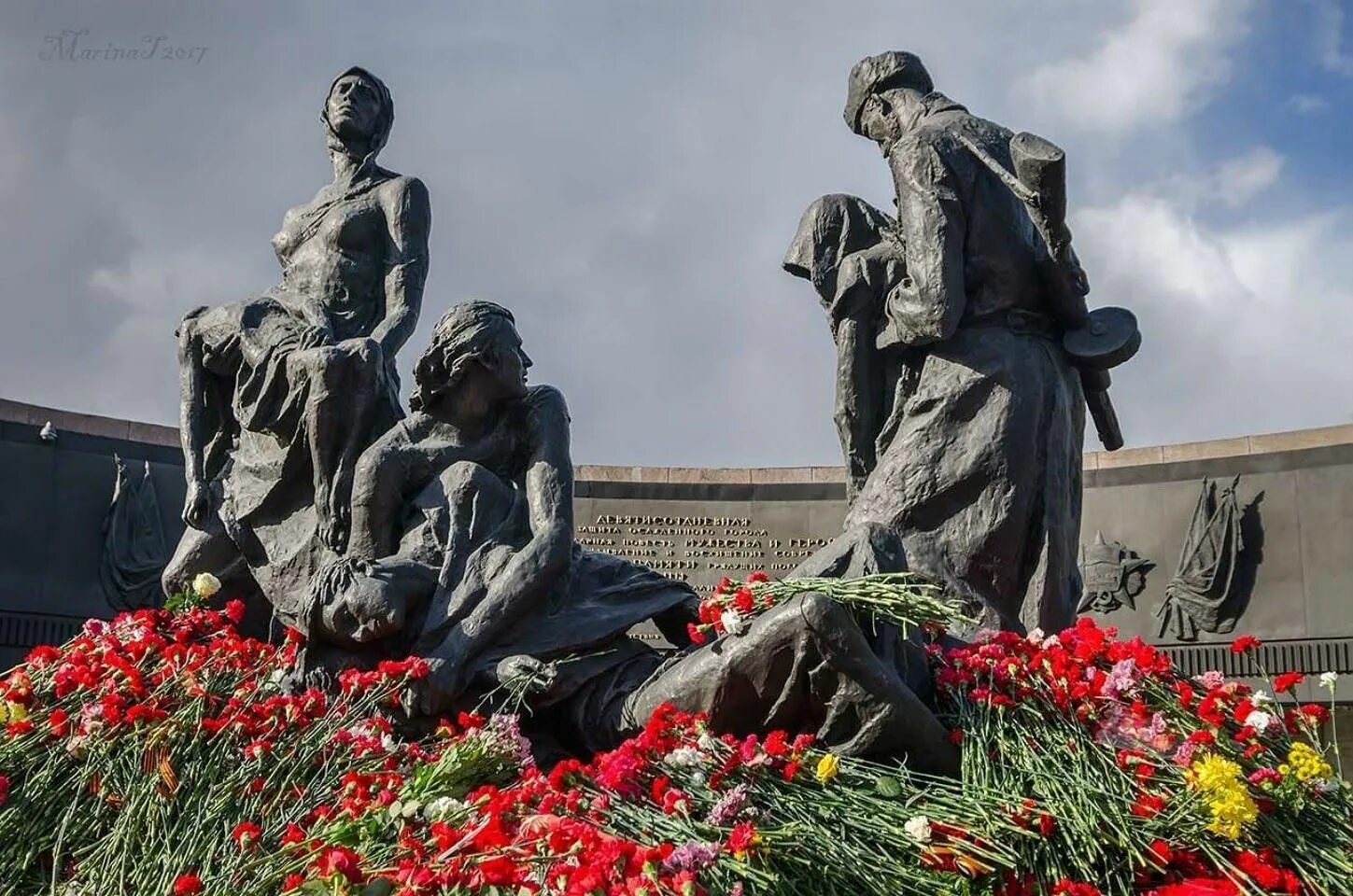 Блокада омска. Памятник блокаде Ленинграда в Санкт-Петербурге. Памятник блокадному Ленинграду Санкт-Петербург. Мемориал защитникам Ленинграда блокада. Монумент героическим защитникам Ленинграда.