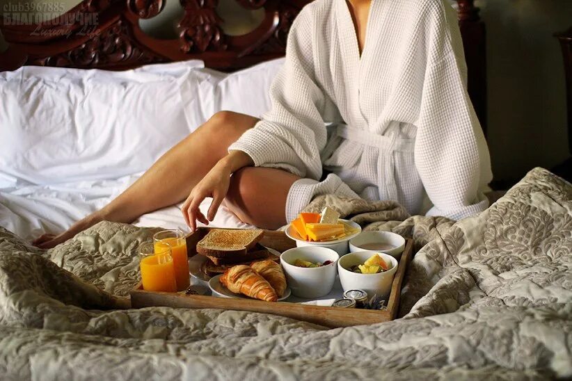Чай романтика. Кофе в постель. Чай в постель. Утренний чай в постель. Кофе в постель девушке.