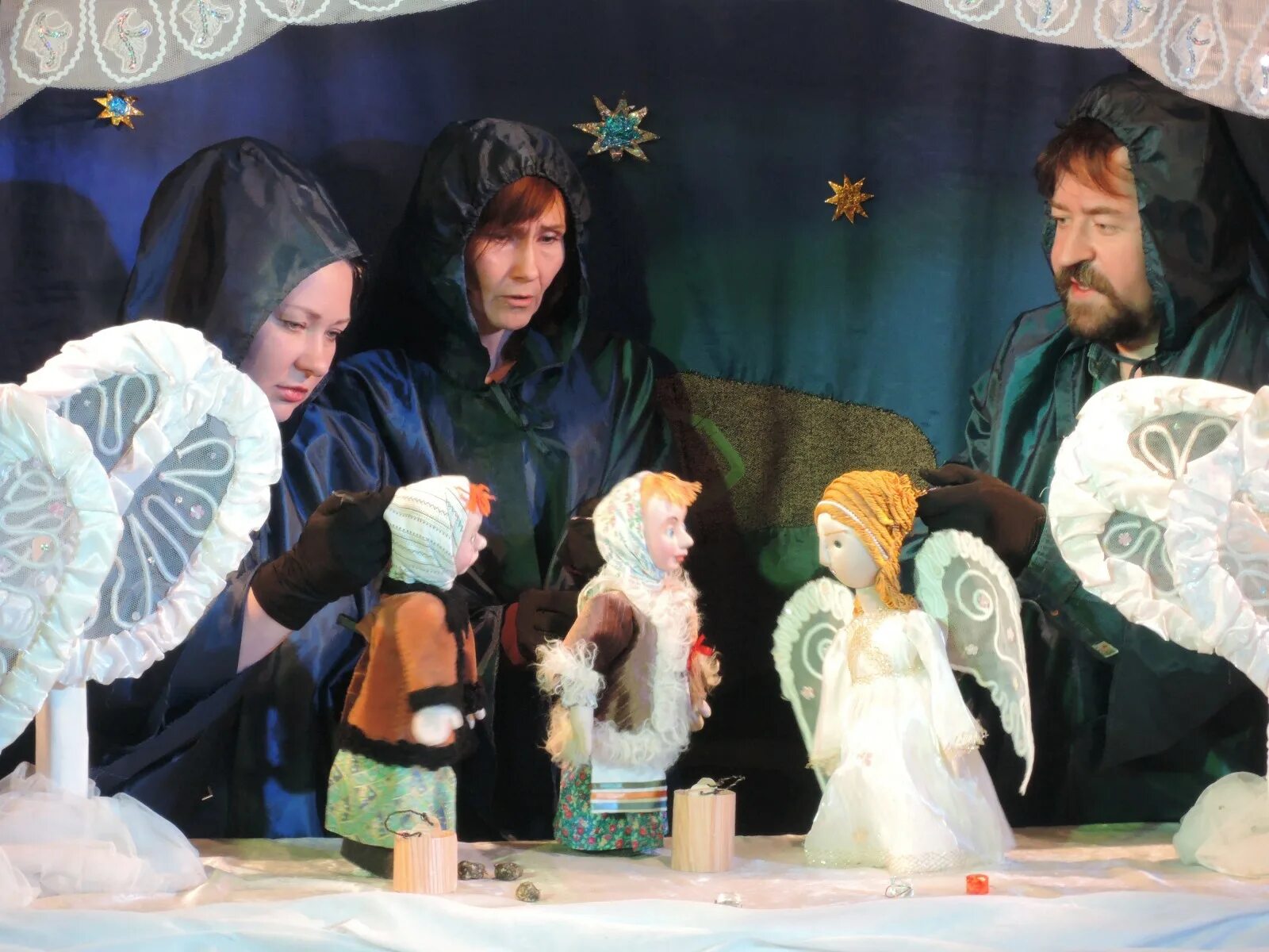 Рождественский театр. Вертепный театр древняя русь. Вертеп кукольный театр. Рождественский вертеп театр. Вертепный кукольный театр.