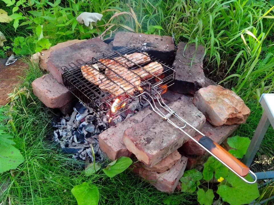 Можно ли шашлык в лесу. Мангал из кирпича на природе. Мангал из подручных средств. Шашлыки в лесу. Шашлык в лесу без мангала.