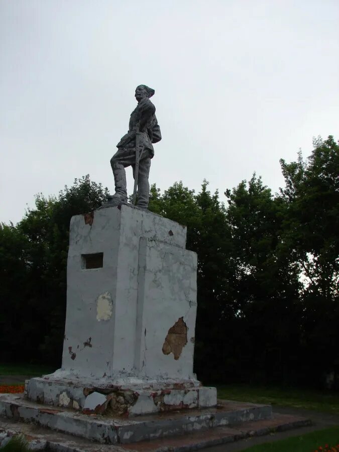 Чапаев самарская область. Чапаев памятник в Чапаевске. Памятник в.и. Чапаеву в г.Чапаевск. Самарская область Чапаевск памятник Чапаеву. Самарская статуя Чапаев.