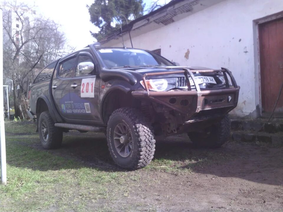 Мицубиси л200 с силовым бампером. Mitsubishi l200 силовой бампер. Mitsubishi l200 2020 для бездорожья. Силовой обвес Митсубиси л200. Бампер л200 купить