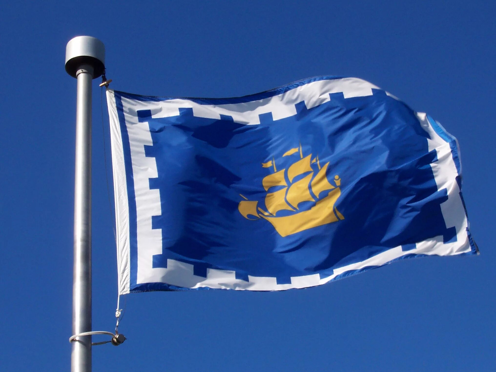 Флаг города белый и. Флаг Квебека. Синий флаг. Ville de Quebec флаг. Флаг Финляндия.