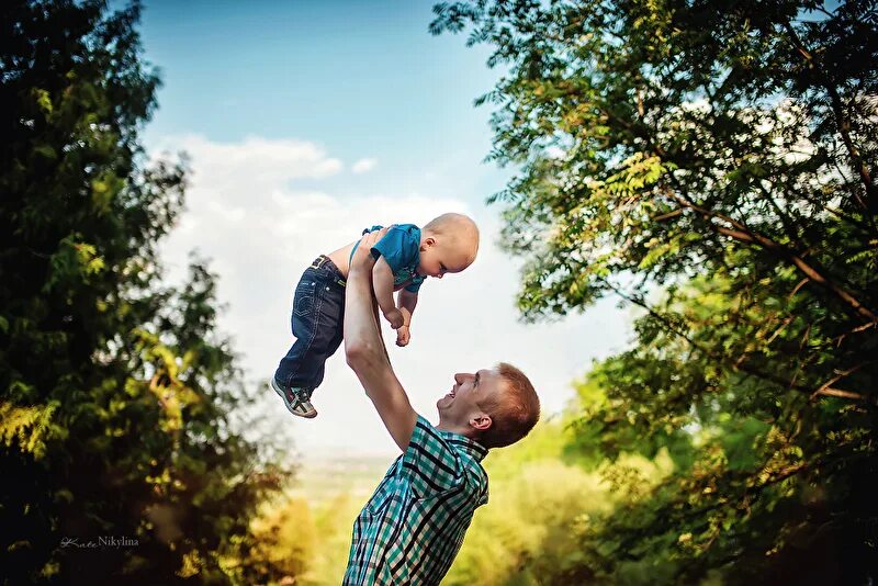 прикольный папа. с папой всегда весело. веселый папа. дети с папами приколы. семейная фотосессия с малышом.