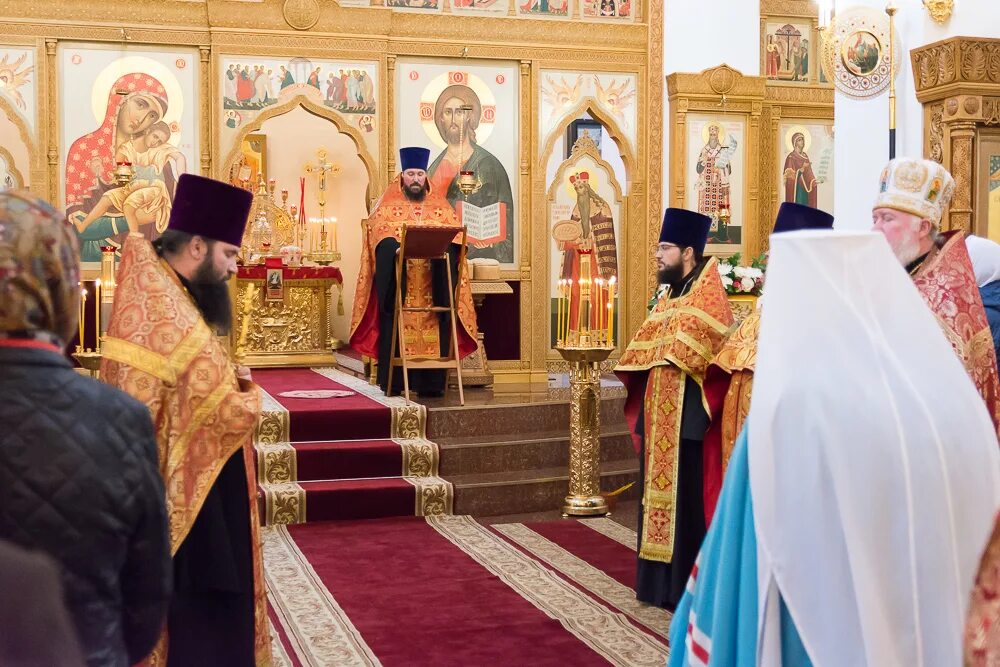 Архиерейская служба. Храм служба в 10. Староста храма петра и павла в лефортово. Храм петра и павла в лефортово внутри митрополит. Храм святой троицы челябинск служители.