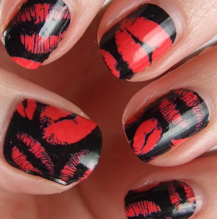 Романтический маникюр. Ногти с красными сердечками длинные. Маникюр с поцелуйчиками. Белый френч с наклейками. Маникюр с поцелуями.