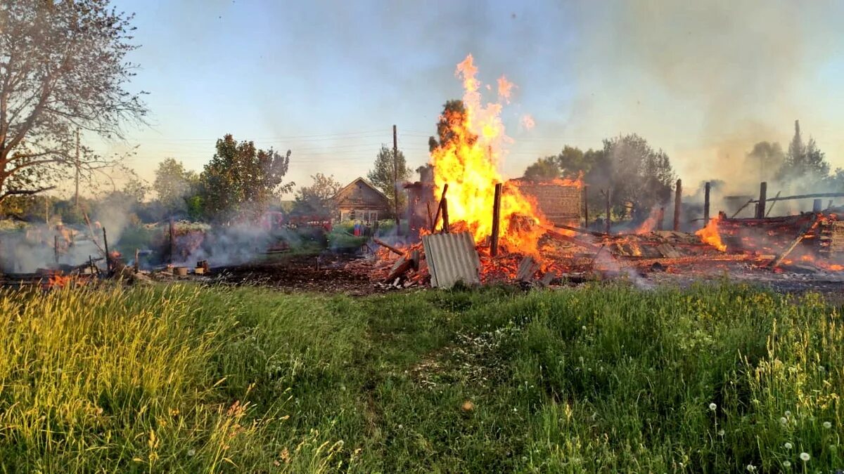 Торговый центр вишня кемерово пожар. Пожар манежа, 2004 год. Храм в зоркальцево томск. Торговый центр зимняя вишня кемерово. Манеж москва пожар.