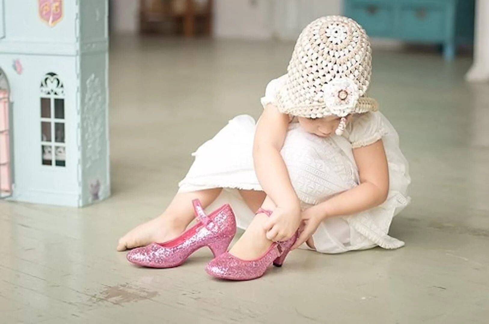 Одеть девочку картинки. Ребенок в сандаликах. Маленькие модницы. Девочка в маминых туфлях. Ребенок в туфельках.