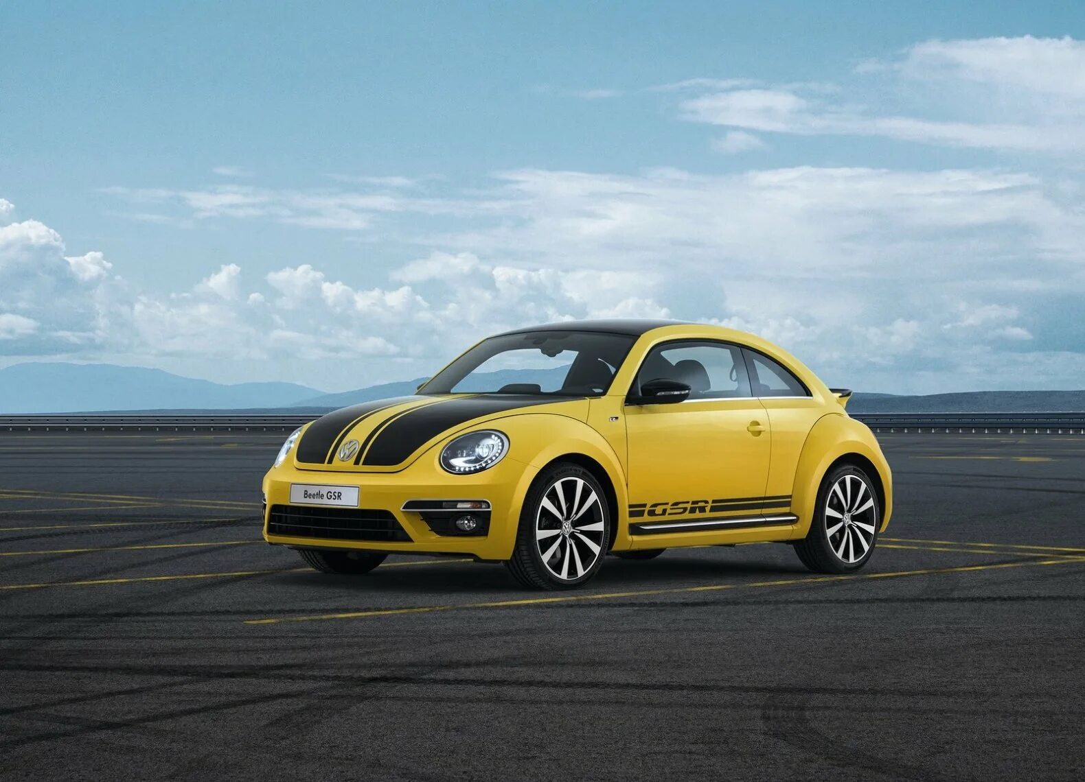 Volkswagen дорожная. Фольксваген Нью Битл 2020. Фольксваген Нью Битл 2014. VW New Beetle 2020. Фольксваген Битл желтый.