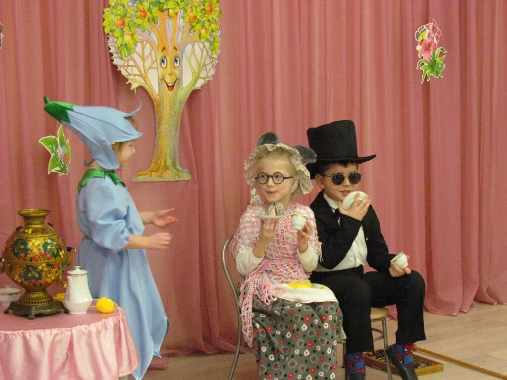 декорации к спектаклю дюймовочка. декорации к спектаклю колобок. спектакль золотой ключикуратино. кукольный театр сказочный городок истра. спектакли для дошкольников.