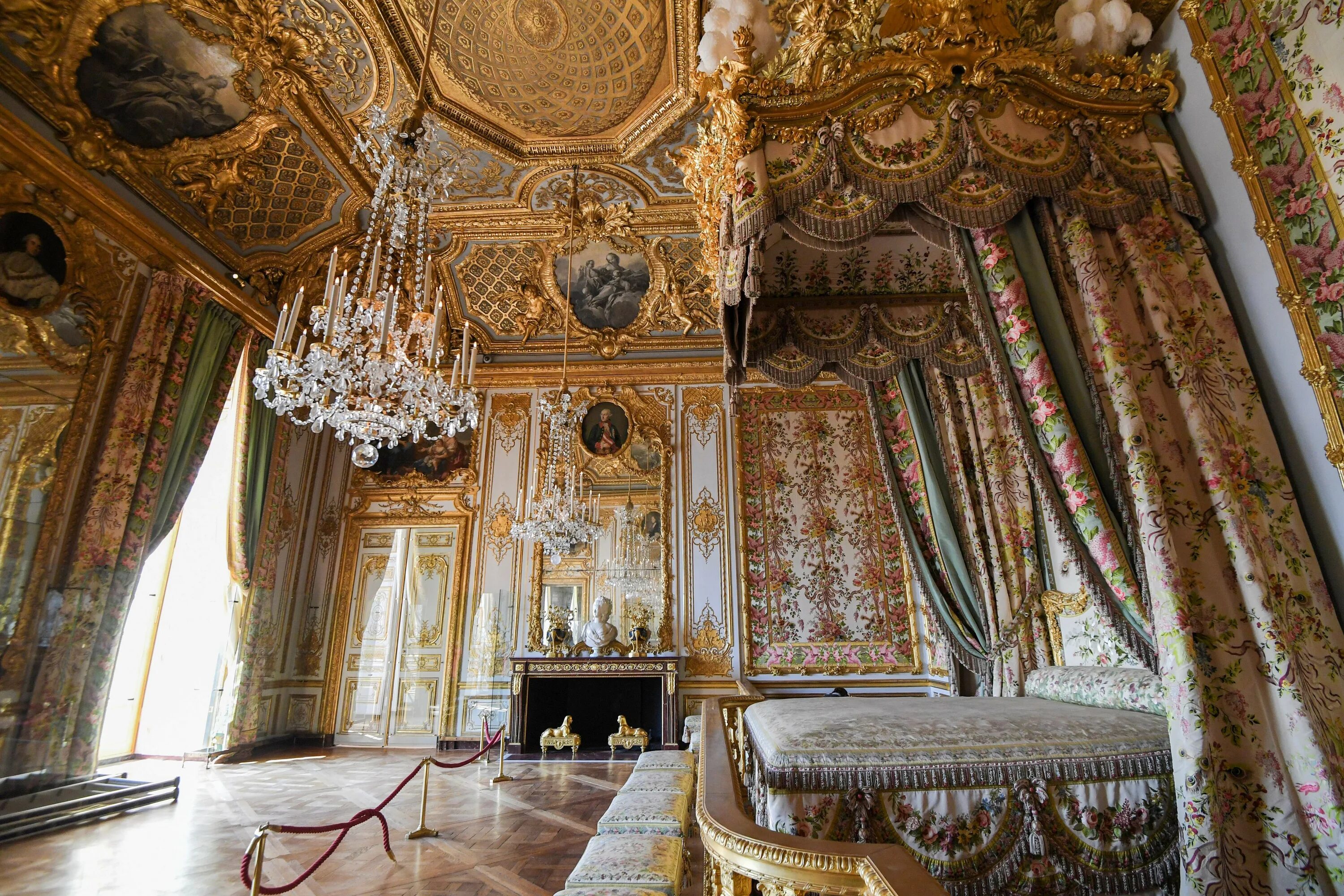 Версальский дворец спальня королевы. Спальня Марии Антуанетты в Версале. Апартаменты Марии Антуанетты в Версале. Королевская спальня Версальского дворца Франция.