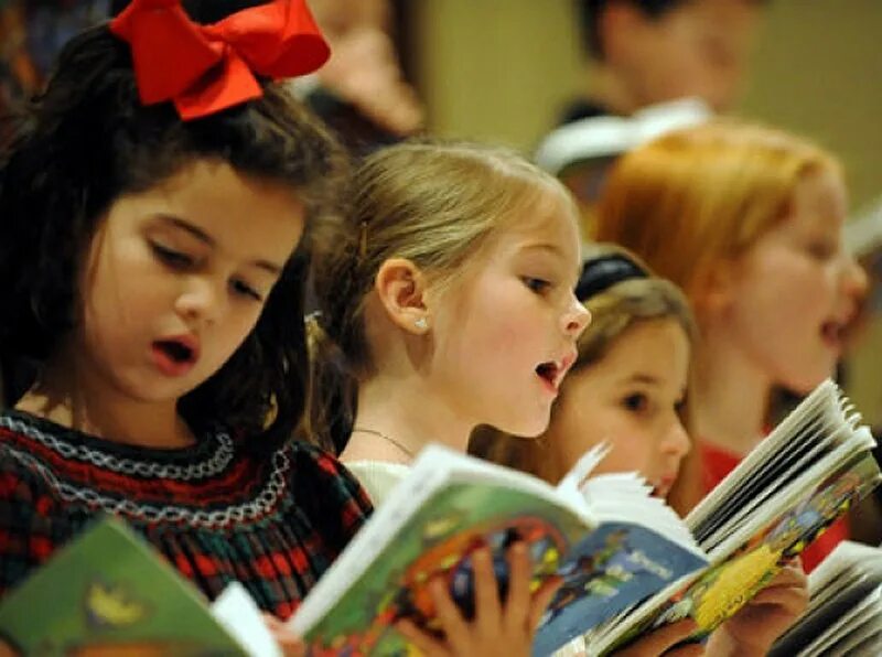 Дети поют в школе. Дети поют на уроках в школе. Уроки пения для детей. Дети на уроке музыки.