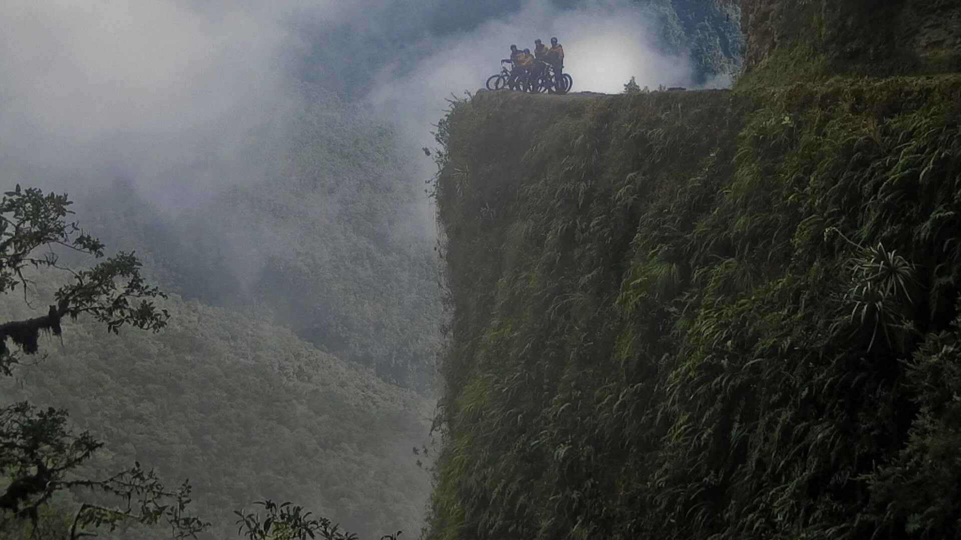 10 самых опасных мест в мире. North yungas road. страшные и опасные места на планете. дорога смерти африка.