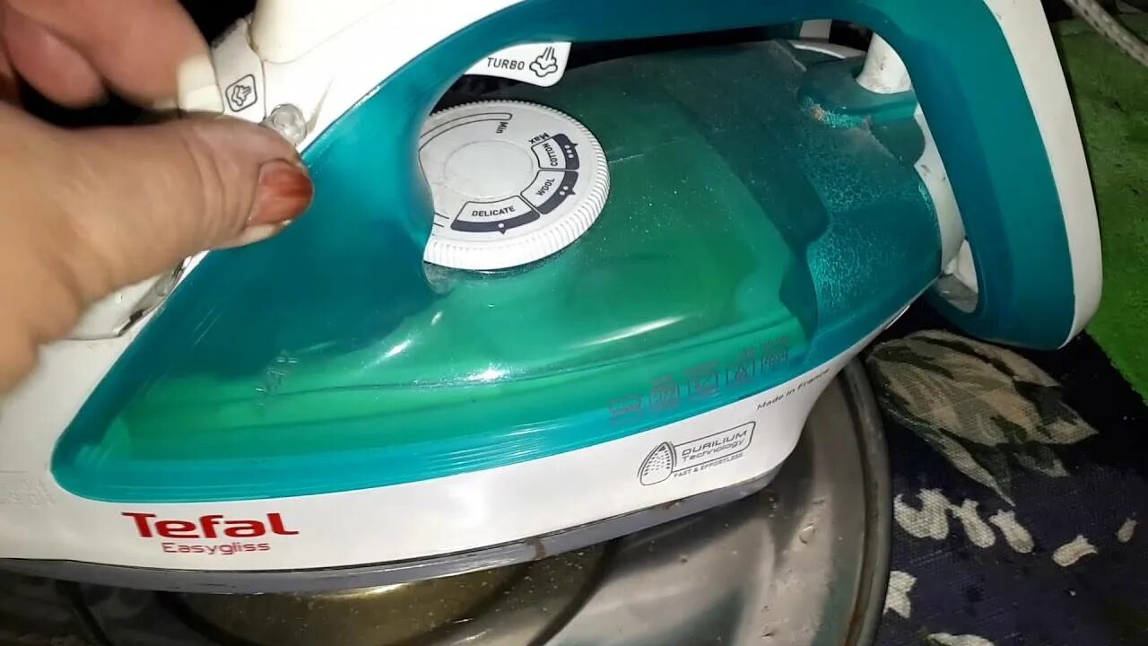 Емкость для утюга для чистки накипи. Очистка противоизвесткового стержня утюга тефаль. Чистка от накипи утюг philips. Утюг тефаль с очисткой от накипи. Как почистить утюг тефаль от накипи внутри.