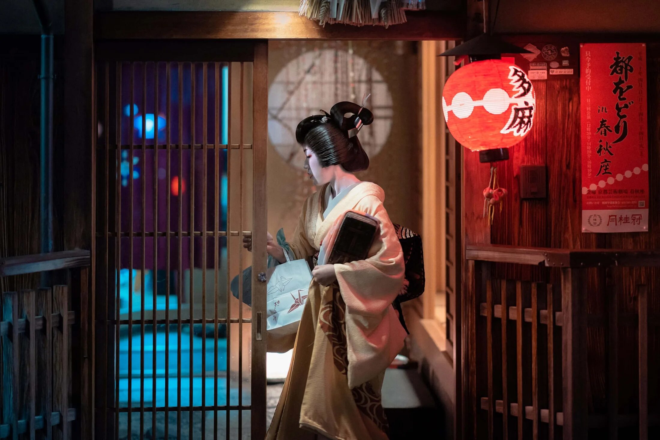 Дом гейш. Гион район киото с гейшами. Япония дом гейш. Гейши япония 2020. Окия дом гейш.