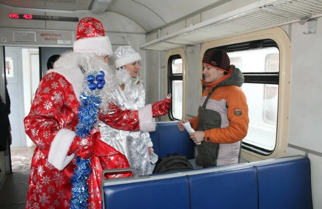 Ржд поезд деда мороза 2022. Поезд деда мороза 2023. Станции деда мороза. Приезд деда мороза. Вокзал новый год.