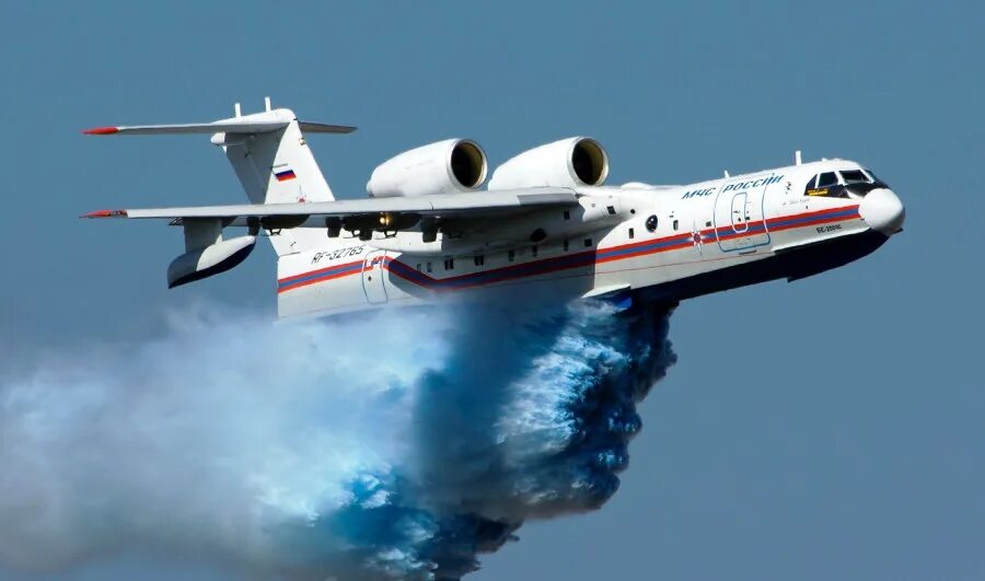 Первый советский пожарный самолет. Самолёт-амфибия бе-200чс. Амфибия бе 200 ЧС. Самолет бе-200 МЧС. Самолет для тушения пожаров бе-200.