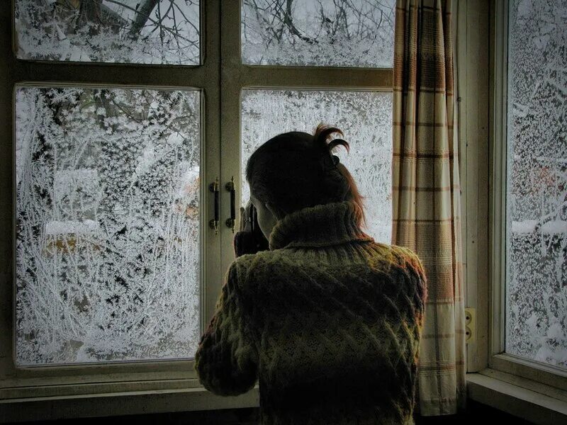 Услышав слово стекло вы наверняка представляете окно. Окно зима. Окно зимой. Метель в окне. Девушка у замерзшего окна.