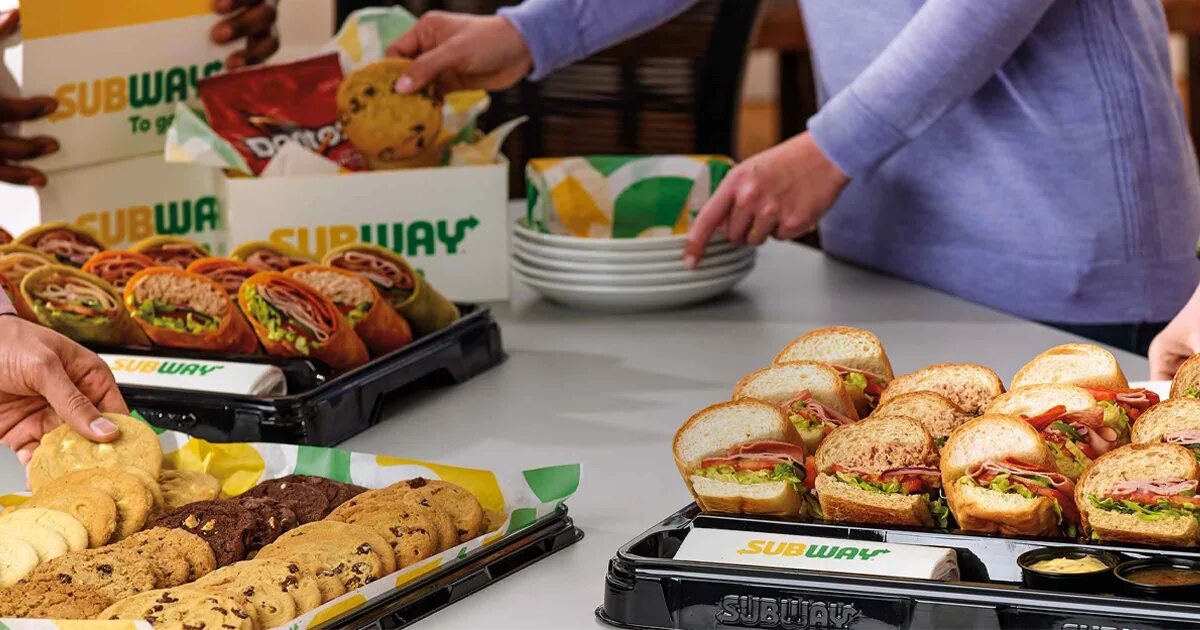 Start lunch. Сэндвич сабвей с морепродуктами. Бизнес обед в сабвее. Subway food желтыми и серыми буквами.