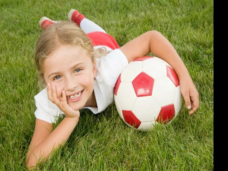 Дети играют в футбол. Фильмы про команду девушек. Футбол мальчики и девочки. Диана гомеш футболистка. Меняемся воротами фильм 1999.