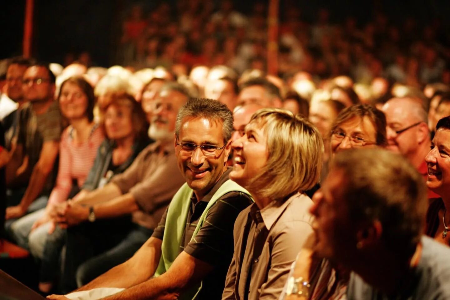 Удивление людей в театре. Удивил публику. Недовольные зрители. Удивил публику. Толпа удивлённых людей с открытым ртом.